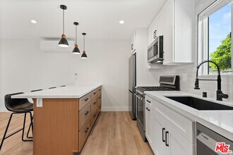 6917 1/2 Hesperia Ave in Los Angeles, CA - Building Photo - Building Photo