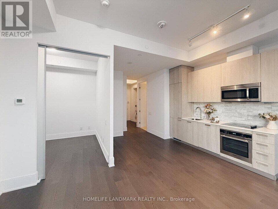 50 Charles St E in Toronto, ON - Building Photo