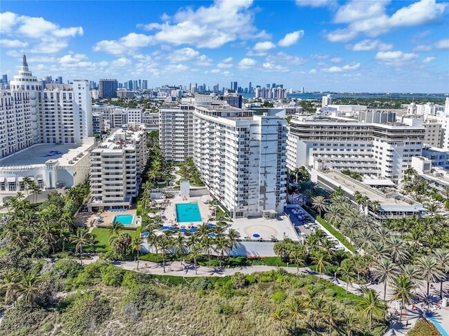 100 Lincoln Rd, Unit 301 in Miami Beach, FL - Building Photo - Building Photo