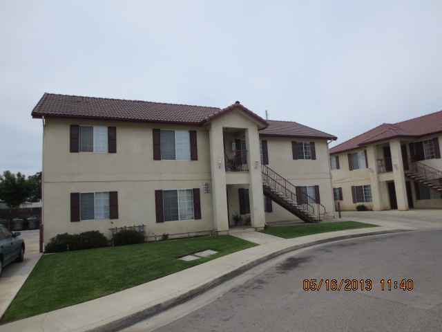 Myrtle Court Apartments in Visalia, CA - Foto de edificio - Building Photo