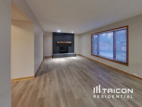 956 Meadow Ave in Shoreview, MN - Building Photo - Building Photo