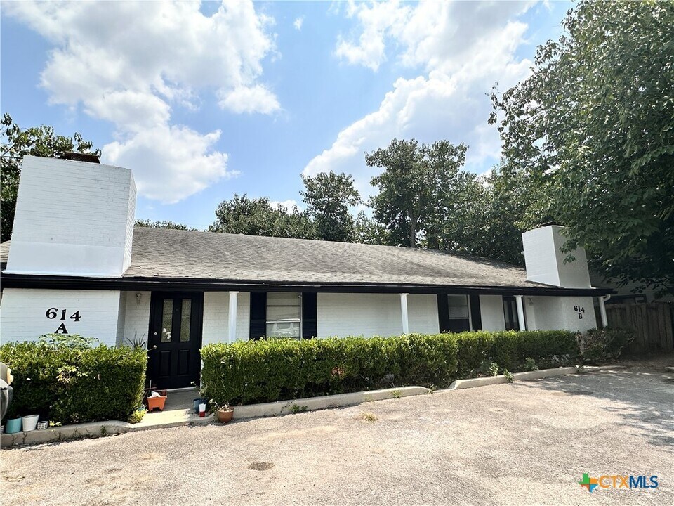 614 Mill St in San Marcos, TX - Foto de edificio