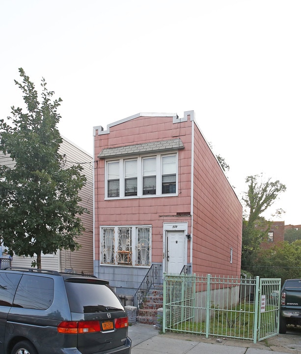 779 Logan St in Brooklyn, NY - Building Photo