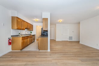 70 Harristown Rd, Unit 6 in Fair Lawn, NJ - Building Photo - Building Photo