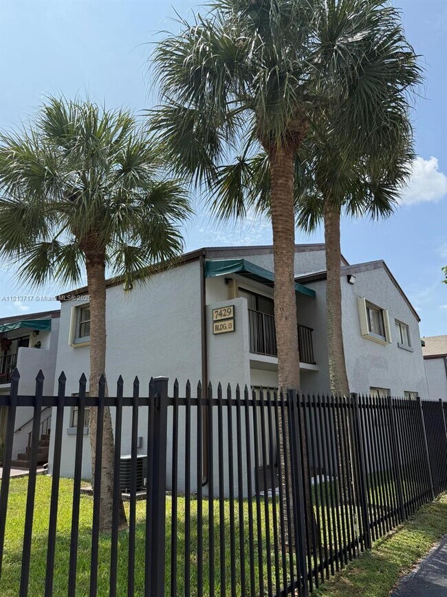 7429 SW 152nd Ave in Miami, FL - Building Photo - Building Photo