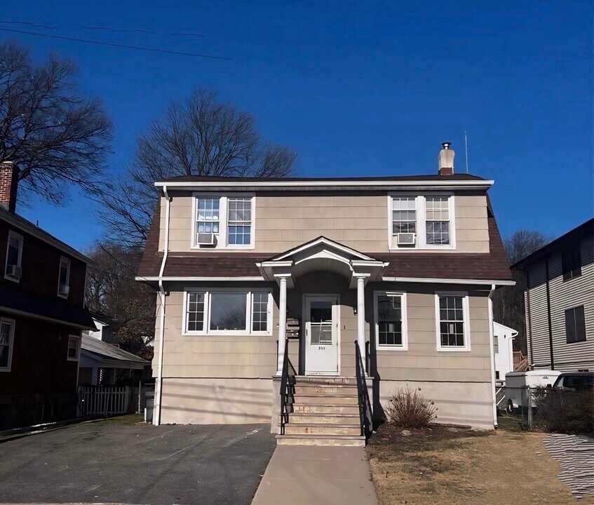251-253 Orchard St in Elmwood Park, NJ - Foto de edificio