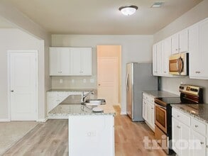 207 Stillwood Dr in Newnan, GA - Building Photo - Building Photo