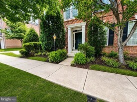 2261 Potomac Club Pkwy in Woodbridge, VA - Building Photo