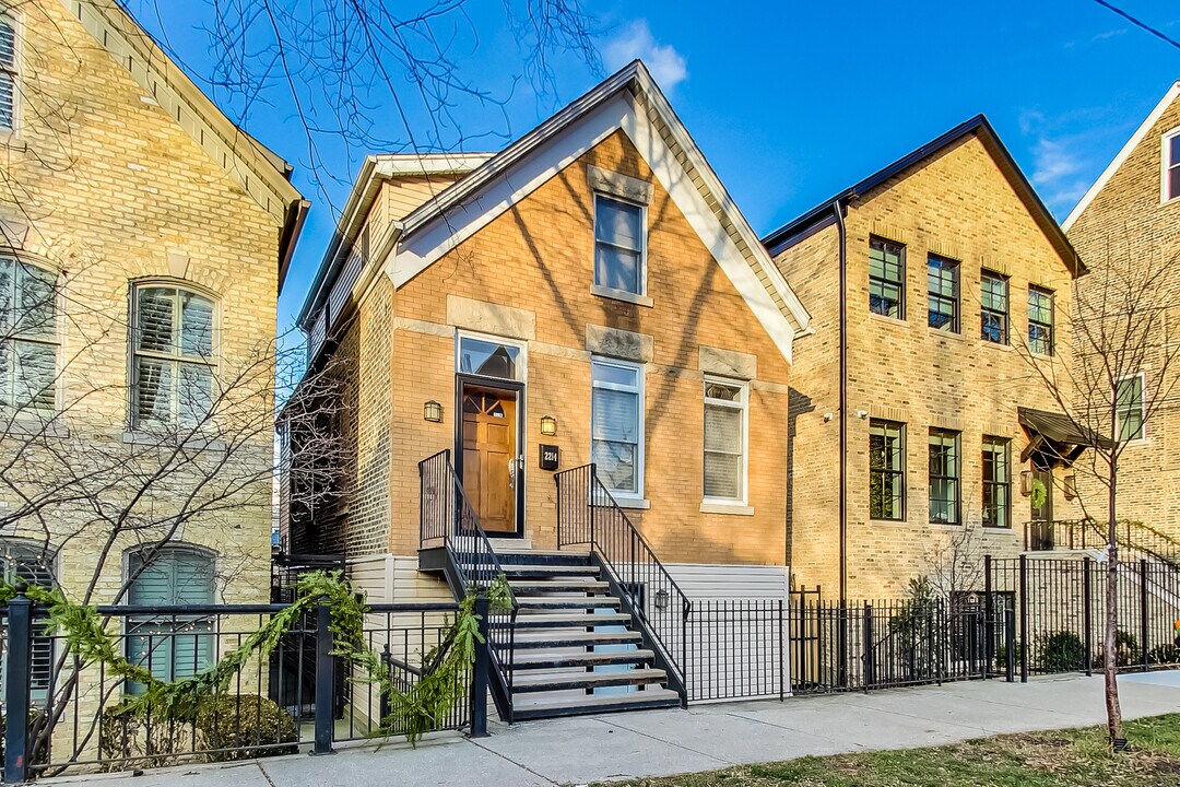 2214 W Charleston St in Chicago, IL - Building Photo
