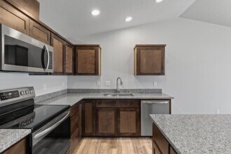 31 Erickson Ave-Unit -Unit A in Shady Cove, OR - Building Photo - Building Photo