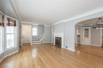 1718 Maywood Rd in South Euclid, OH - Foto de edificio - Building Photo