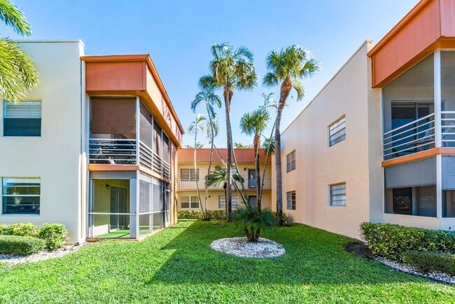 196 Piedmont E in Delray Beach, FL - Building Photo - Building Photo