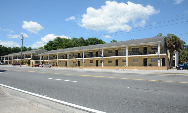 706 W Dixie Ave in Leesburg, FL - Foto de edificio - Building Photo
