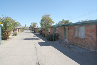 2120 N Treat Ave in Tucson, AZ - Foto de edificio - Building Photo