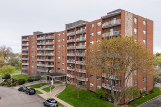 Village Green - Jefferson in Hamilton, ON - Building Photo - Building Photo