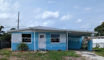 6021 W Hanna Ave in Tampa, FL - Building Photo
