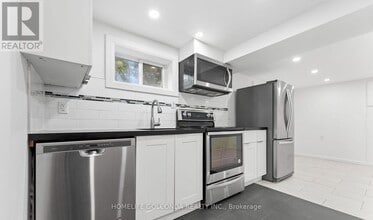 122 Longford Dr in Newmarket, ON - Building Photo - Building Photo