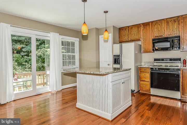 9664 Dutchman Dr in Lorton, VA - Building Photo