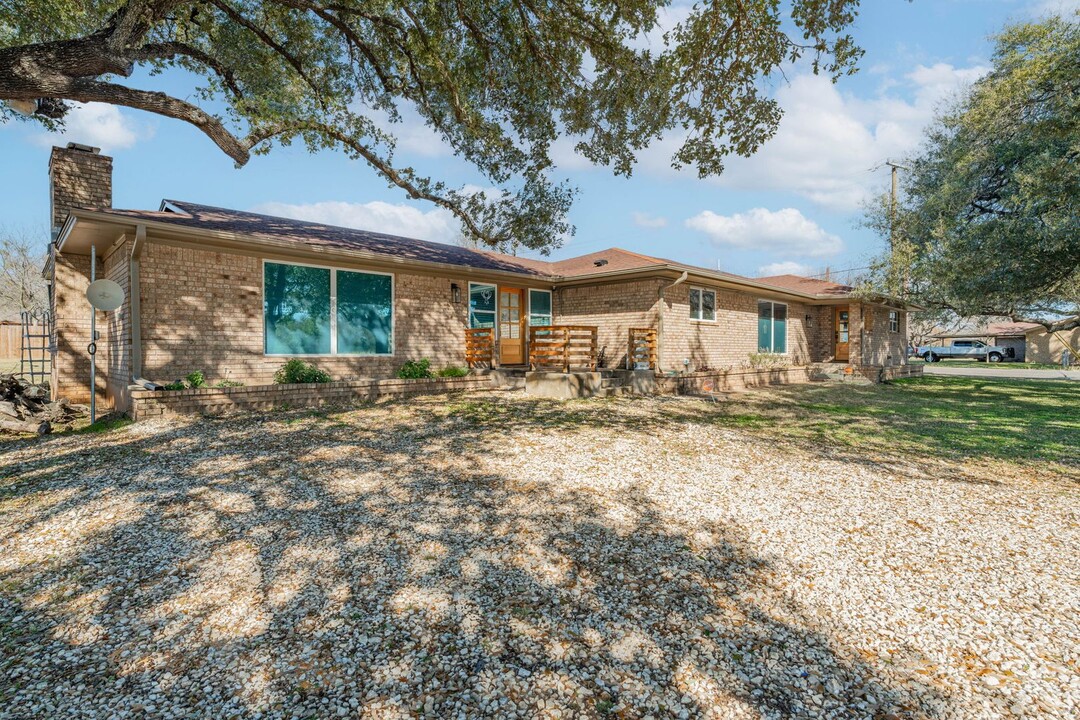 1501 W Cedar St in Stephenville, TX - Building Photo