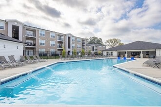Lakeside Gardens in Jeffersonville, IN - Foto de edificio - Building Photo