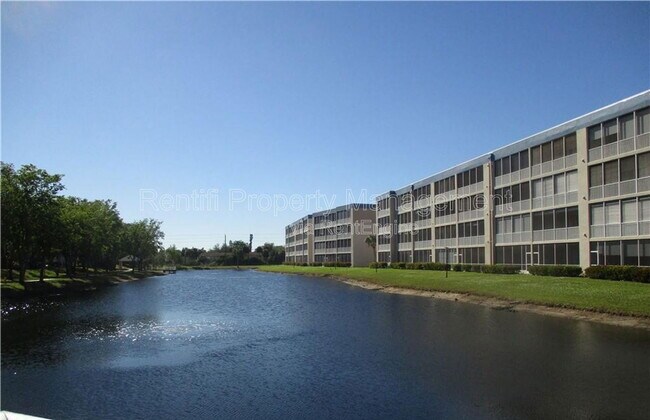 14931 Park Lake Dr in Ft. Myers, FL - Building Photo - Building Photo