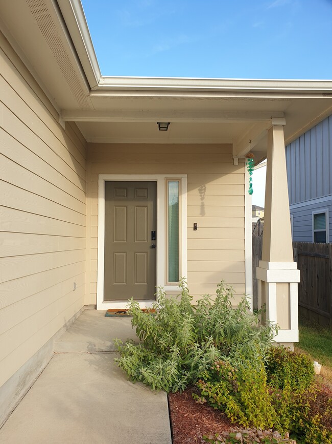 392 Eagle Brook Ln in Buda, TX - Building Photo - Building Photo