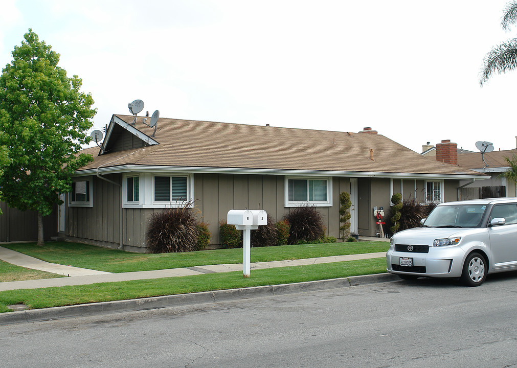 2509 Orange Ave in Costa Mesa, CA - Building Photo