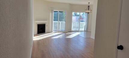 5135 Zelzah Ave, Unit 101 in Encino, CA - Foto de edificio - Building Photo