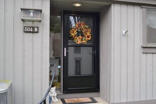 504 Heritage Vlg in Southbury, CT - Building Photo