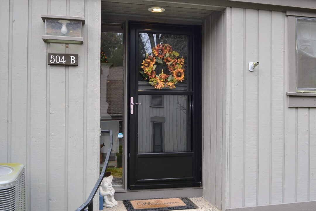 504 Heritage Vlg in Southbury, CT - Building Photo