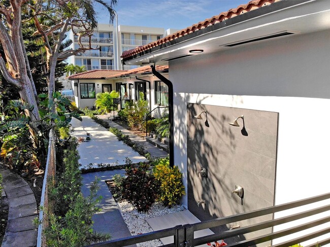 8333 Harding Ave in Miami Beach, FL - Building Photo - Building Photo