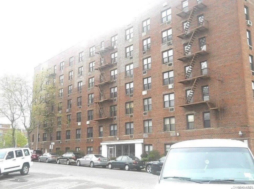 152-72 Melbourne Ave in Queens, NY - Building Photo