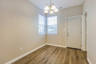 5586 Sweet River Dr, Unit 319 in Indianapolis, IN - Foto de edificio - Building Photo