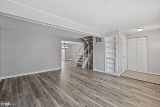 90 Pontiac Way in Gaithersburg, MD - Building Photo - Building Photo