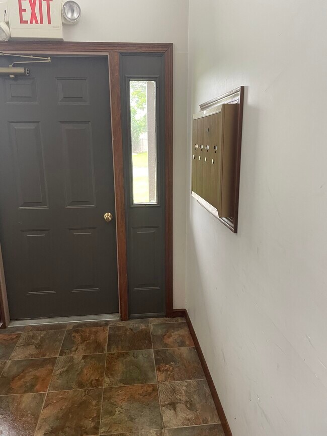 560 Caroline Ave Apartments and Nearby Hubbard Apartments For Rent