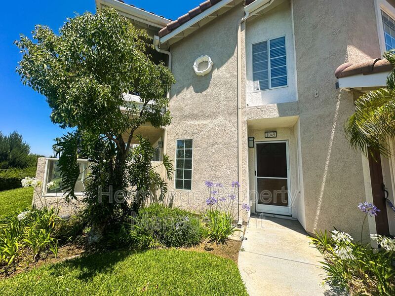1045 S Dewcrest Dr in Anaheim, CA - Foto de edificio