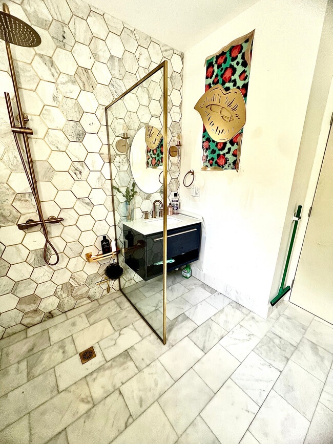 1051 NW 25th Ave, Unit 2 in Miami, FL - Building Photo - Building Photo