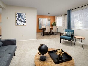 Creekside Apartments in Clackamas, OR - Foto de edificio - Building Photo