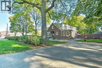 909 Monmouth Rd in Windsor, ON - Foto de edificio - Building Photo