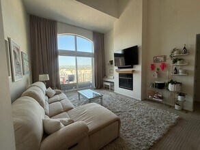 12222 Wilshire Blvd, Unit PH10 in Los Angeles, CA - Foto de edificio - Building Photo