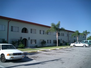 Tropical Palms in Punta Gorda, FL - Foto de edificio - Building Photo