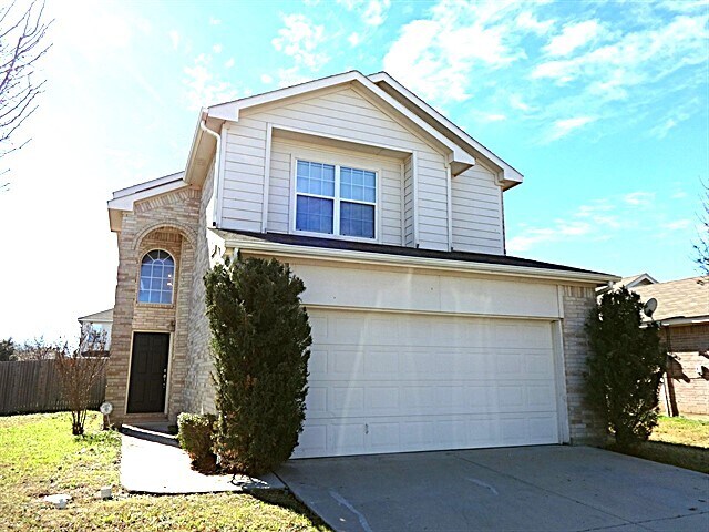 1137 Boxwood Dr in Crowley, TX - Building Photo