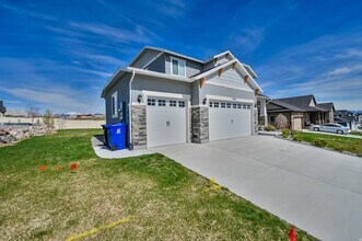 4586 W Thorley Dr in Herriman, UT - Foto de edificio - Building Photo