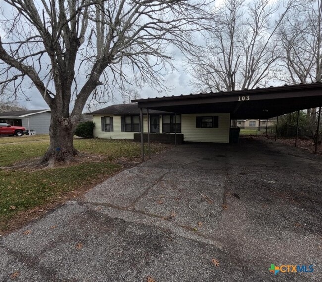 103 Pleasure Dr in Ganado, TX - Building Photo - Building Photo