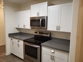 124 S 14th St in Nederland, TX - Building Photo - Building Photo