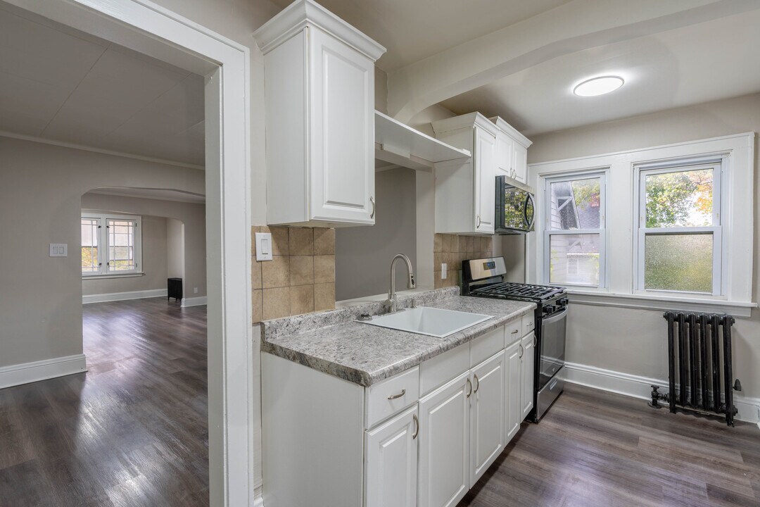 833 Brown St in Akron, OH - Building Photo