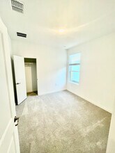 1414 Caceres Spur, Unit 4 in San Antonio, TX - Foto de edificio - Building Photo