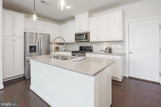 13412 Arrowbrook Centre Dr in Herndon, VA - Building Photo - Building Photo
