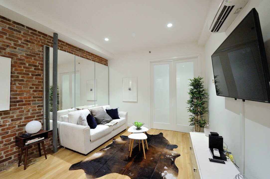 300 W 47th St in New York, NY - Building Photo