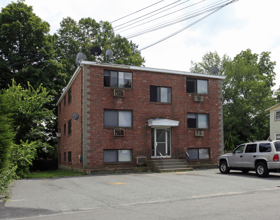 12 W Walnut St in Milford, MA - Foto de edificio